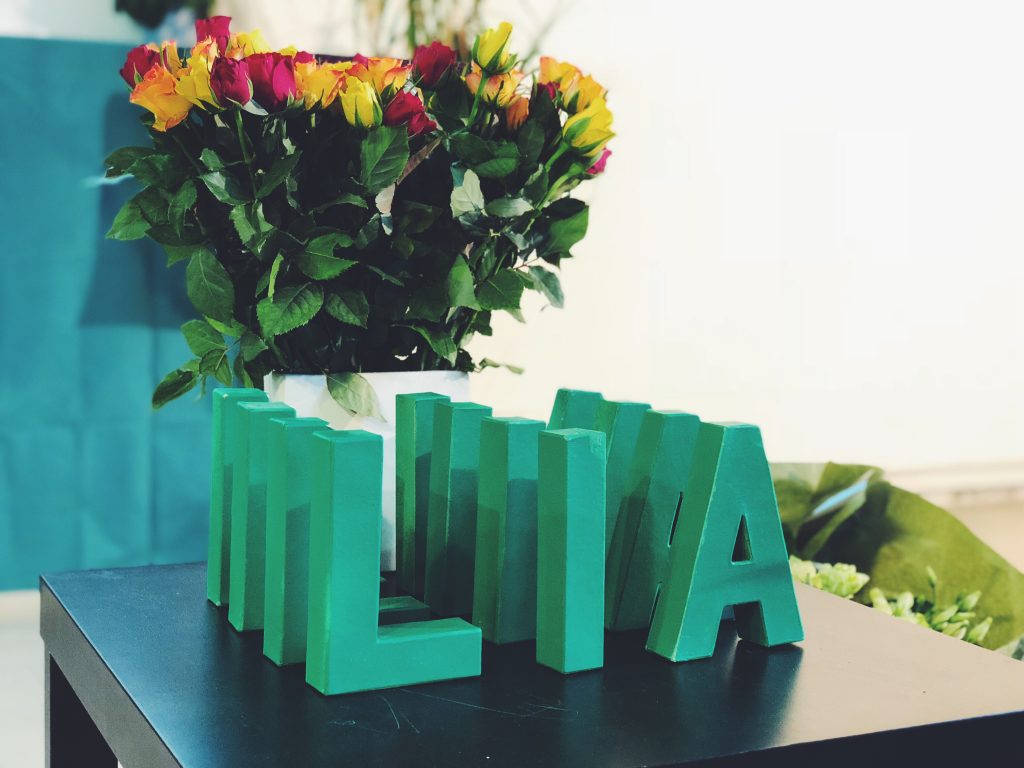 Foto van de Lia awards en een boeket bloemen.