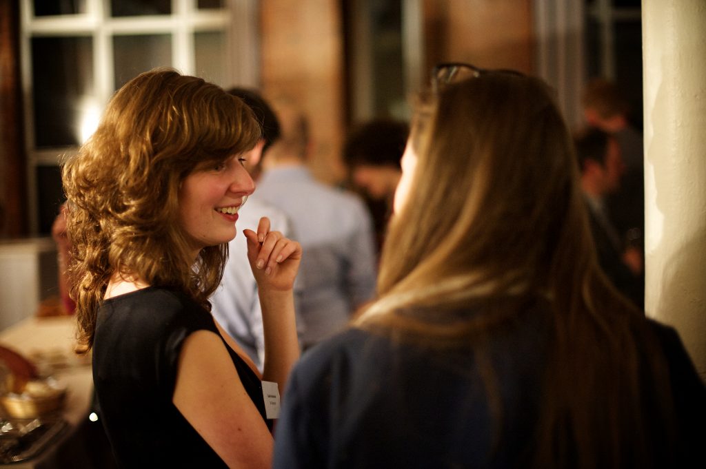Foto van twee personen die aan het praten zijn tijdens de Lia's van 2015