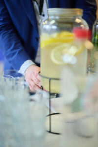 een foto van iemand die een glas limonade vult