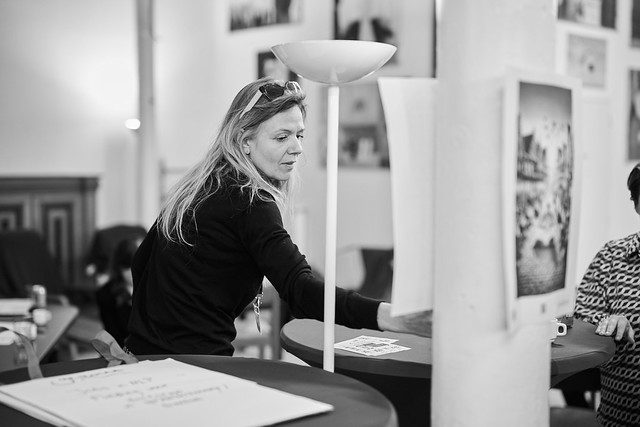 zwart - witfoto van een vrouw met blond haar.