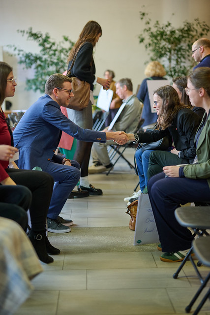 een foto van twee mensen die handen schudden