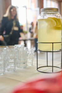 een foto van een bokaal verse limonade